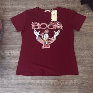 Burgundy Fitted Graphic Tee with Short Sleeves